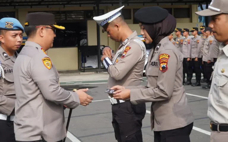 Dalam menghadapi pelaksanaan pengamanan Pemilu 2024, Polres Semarang mempersiapkan personelnya dengan memberikan buku pedoman pelaksanaan pengamanan Pemilu 2024. Langkah ini bertujuan agar anggota Polres memahami tugas pokok dan fungsi (tupoksi) mereka dalam mengawal seluruh tahapan pesta demokrasi, termasuk persiapan, kampanye, pencoblosan, penghitungan suara, dan penetapan pemenang pemilu.
