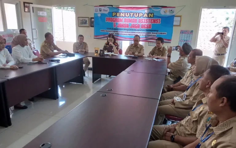 ejaksaan Negeri (Kejari) Kabupaten Semarang memastikan komitmen dalam mengawal pembangunan di wilayah desa melalui program 'Jaksa Jaga Desa', dengan tujuan memastikan penggunaan dana desa sesuai aturan. Kepala Kejari Kabupaten Semarang, Theresia Tri Widorini, menyampaikan bahwa program ini memberikan kesadaran hukum kepada masyarakat desa, menjelaskan bahwa penegak hukum tidak menimbulkan ketakutan, melainkan memberikan masukan positif untuk memastikan pembangunan desa sesuai aturan.