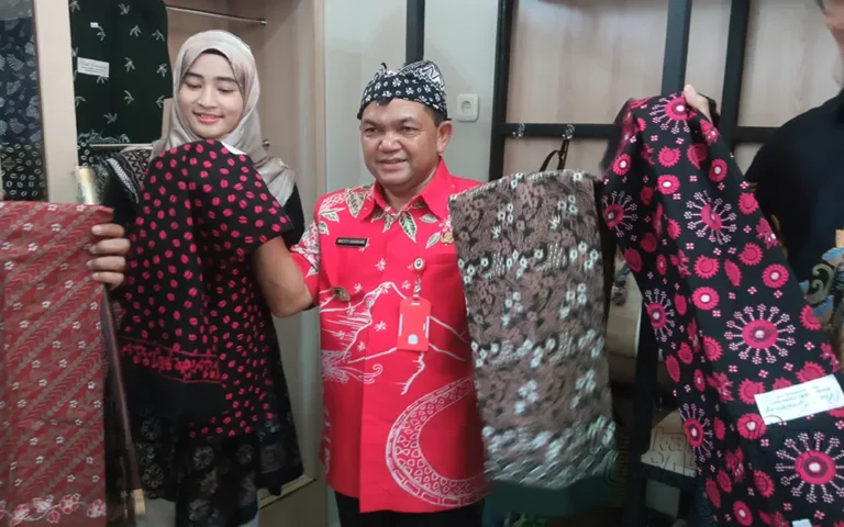 Pemerintah Kabupaten (Pemkab) Semarang secara resmi meresmikan sentra batik dan oleh-oleh Kabupaten Semarang untuk memperkenalkan kekayaan batik khas daerah tersebut secara lebih luas. Dilakukan di Pusat Layanan Usaha Terpadu-Usaha Mikro Kecil dan Menengah (PLUT-UMKM) Kecamatan Tuntang, peresmian ini dihadiri oleh Bupati Semarang, Ngesti Nugraha. Dengan melibatkan sekitar 26 perajin batik, Pemkab Semarang memberikan pendampingan dan fasilitas, termasuk ruang pamer, guna mengembangkan produk batik dan meningkatkan popularitasnya hingga mancanegara.