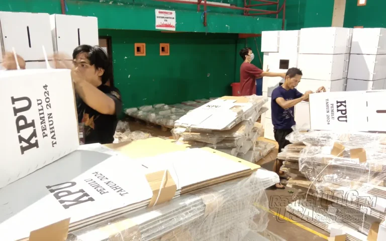 Sebanyak 16.793 kotak suara untuk keperluan Pemilu 2024 di Kabupaten Semarang mulai dirakit, melibatkan puluhan pekerja dari masyarakat umum. Kasubbag Keuangan, Umum, Logistik, dan Rumah Tangga Komisi Pemilihan Umum (KPU) Kabupaten Semarang, Reyta Warastuti, mengungkapkan bahwa proses perakitan kotak suara telah dimulai sejak Sabtu (23/12/2023) dan diharapkan selesai pada Kamis (28/12/2023).