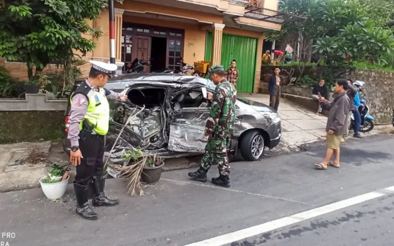 Polisi menetapkan EZ (37), sopir angkutan umum jenis prona yang terlibat kecelakaan di ruas jalan utama Solo-Semarang, tepatnya di Desa Kesongo, Kecamatan Tuntang, Kabupaten Semarang sebagai tersangka. Diketahui, EZ sempat melarikan diri sesaat setelah peristiwa nahas itu terjadi. Dalam kecelakaan yang terjadi Jumat (15/12/2023) tersebut, dua orang meninggal dunia.