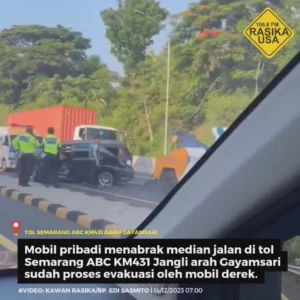 Laka Tunggal Mobil Pribadi Tabrak Median Jalan di Tol Semarang ABC KM431