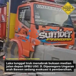 Kecelakaan tunggal truk menabrak bukaan median jalan di depan SPBU Ungaran Sari Garment (USG) Jl. Diponegoro, Ungaran, arah Bawen, sudah dalam proses evakuasi. Truk ditarik oleh mobil derek dan hati-hati karena solar dari truk tersebut tumpah mengenai kedua jalur.