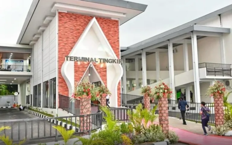 Terminal Tipe A Tingkir, Kota Salatiga, memulai sejumlah persiapan untuk menghadapi lonjakan penumpang saat angkutan libur Natal dan Tahun Baru (Nataru) 2024. Salah satu langkah yang diambil adalah membuka posko kesehatan 24 jam. Kepala Terminal Tingkir Salatiga, Vicky Chandra Yanuar, menyatakan bahwa persiapan tidak hanya mencakup posko kesehatan untuk penumpang bus, tetapi juga uji kesehatan terlebih dahulu bagi sopir dan kernet bus.