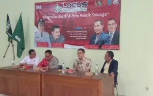 Pada Gelaran Locus Intelektual Edisi 5 yang diadakan oleh MD KAHMI Kota Salatiga, para tokoh intelektual dan pemimpin kota berkumpul untuk membahas dampak diversitas sosial dan peta politik terhadap Kota Salatiga. Wakil Direktur Locus Intelektual, Prof. Dr. Rasimin, M.Pd, mengajak hadirin untuk merinci isu-isu sosial Kota Salatiga dengan tema seputar kajian teori Antonio Gramsci. Dalam peran utama sebagai pemandu, Prof. Dr. Mukti Ali, M.Hum, Direktur Locus Intelektual KAHMI Salatiga, membuka ruang dialog dinamis dan meresapkan esensi dari topik yang kompleks, seperti kekuasaan, dominasi budaya, dan peran intelektual sebagai agen perubahan sosial.