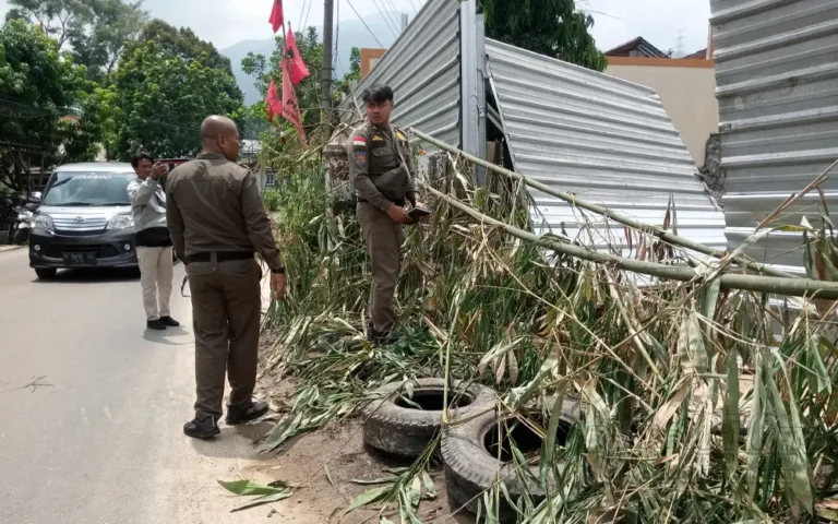 Warga di RT 03 RW 08, Dusun Blanten, Desa Nyatnyono, Kecamatan Ungaran Barat, Kabupaten Semarang, mengungkapkan protes terhadap pembangunan proyek di wilayah mereka. Keluhan utama timbul karena material proyek, berupa tanah dan kerikil, meluber hingga jalan dan mencemari kawasan rumah setiap kali hujan turun. Kepala Desa Nyatnyono, Parsunto, mengakui bahwa keluhan warga sudah disampaikan, dan proyek tersebut belum memiliki izin resmi dari warga dan pihak desa.
