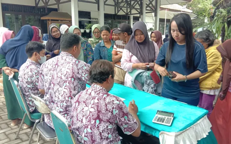 Operasi pasar murah di Kantor Kelurahan Noborejo, Kota Salatiga, diserbu ratusan warga akibat mahalnya harga beras. Pada Selasa (5/12/2023), ibu-ibu mayoritas rela mengantre sejak pagi untuk mendapatkan beras dengan harga terjangkau, mengingat harga di pasaran mencapai Rp14.000.