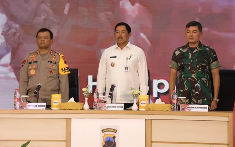 Pemerintah Provinsi bersinergi dengan Polda Jawa Tengah dan Kodam IV Diponegoro memastikan keamanan dan kenyamanan selama perayaan Natal dan Tahun Baru (Nataru). Pj Gubernur Jawa Tengah, Nana Sudjana, menyatakan komitmennya dalam rapat koordinasi lintas sektoral, menekankan kolaborasi TNI-Polri, Satpol PP, dan Dinas Perhubungan dalam upaya pengamanan. Fokusnya termasuk pengamanan tempat ibadah, tempat vital seperti tempat wisata, dan perhatian terhadap inflasi serta perubahan musim.