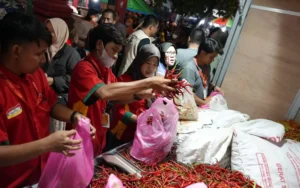 Pemerintah Provinsi Jawa Tengah mengambil langkah taktis dalam menanggapi lonjakan harga cabai yang mencapai Rp90 ribu-Rp100 ribu per kilogram dengan menggelar operasi pasar murah di tiga pasar strategis Kota Semarang, yakni Pasar Karangayu, Peterongan, dan Gayamsari.