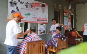 Pendukung AMIN di Salatiga Gelar Potong Rambut Gratis