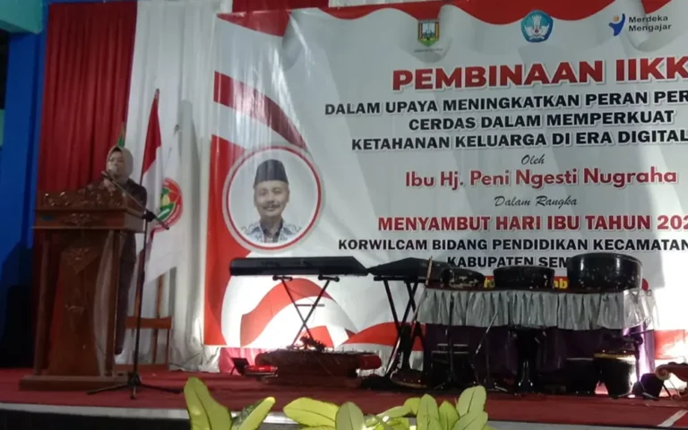 Dalam pembinaan IIKK (Ikatan Istri Karyawan Karyawati) di Kecamatan Suruh, Ketua Tim Penggerak PKK Kabupaten Semarang, Hj. Peni Ngesti Nugraha, menyoroti dampak negatif media sosial, khususnya TikTok, dan peringatan agar istri guru yang sudah sertifikasi tidak tergoda untuk memiliki pria idaman lain (PIL). Acara yang dihadiri sekitar 250 anggota IIKK tersebut mengangkat tema "Pembinaan Ketahanan Keluarga" dan menyoroti upaya menjaga ketahanan keluarga di era digital. Peni menekankan perlunya saling peka terhadap perkembangan zaman untuk meminimalisir dampak buruk dari kemajuan teknologi, termasuk kasus perselingkuhan dan kenakalan remaja.