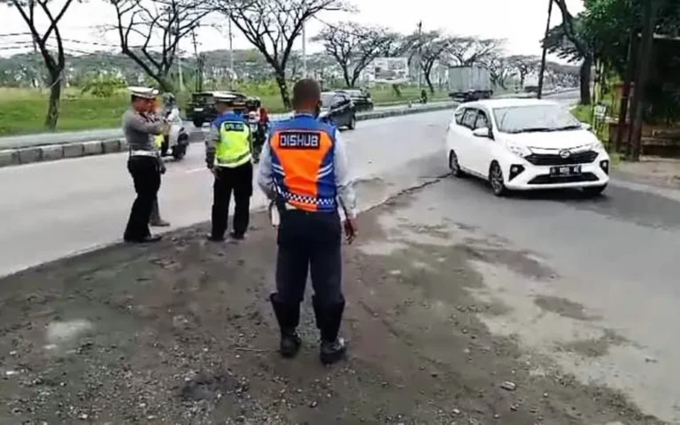 Dinas Perhubungan Kota Semarang mengambil langkah mitigasi terhadap kemacetan di wilayah Genuk-Sayung sebagai respons terhadap dampak betonisasi Jalan Kaligawe yang sebelumnya terendam banjir. Kemacetan terfokus di sekitar Pasar Sayung, Mranggen, Demak, dan Jalan Kaligawe dari Kabupaten Demak menuju Kota Semarang dan sebaliknya. Dalam upaya penanganan, Dinas Perhubungan berkoordinasi dengan Satlantas Polrestabes Semarang, Polres Demak, dan Dinas Perhubungan Kabupaten Demak untuk mengoptimalkan jalur alternatif.