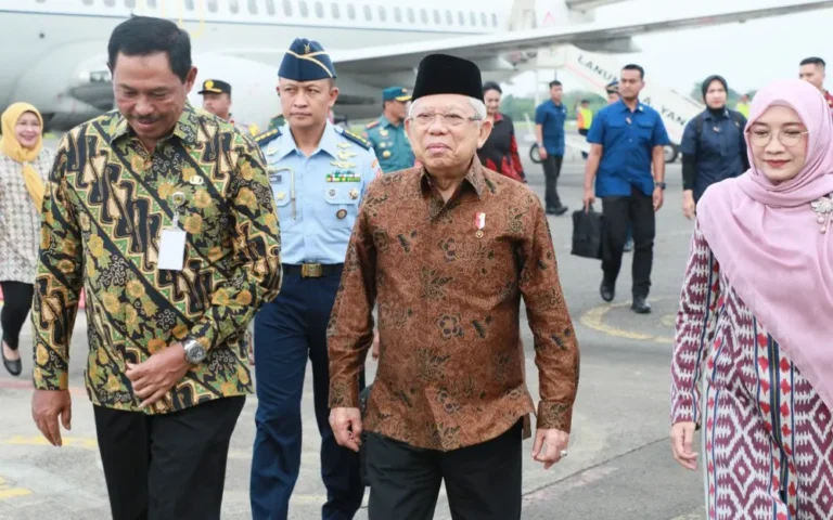 Wakil Presiden Ma’ruf Amin bersama istri, Wuru Ma’ruf Amin, dijadwalkan akan melakukan kunjungan kerja (kunker) di Kota Semarang pada 28 Desember 2023. Kedatangan mereka disambut oleh Penjabat (Pj) Gubernur Jawa Tengah, Nana Sudjana, di Lanumad Ahmad Yani, Kota Semarang, pada Rabu sore 27 Desember 2023.