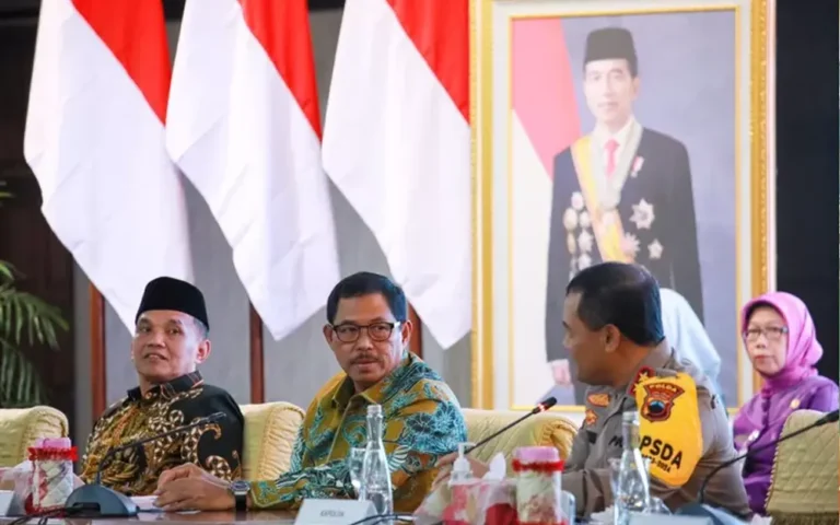 Dalam upaya menjaga stabilitas ekonomi dan mengantisipasi lonjakan inflasi jelang perayaan Natal dan Tahun Baru (Nataru), Pj Gubernur Jateng, Nana Sudjana, memberikan peringatan kepada pemerintah daerah di wilayahnya. Dalam Rakor Forkopimda dengan tema "Menjaga Kondusifitas dan Pengendalian Inflasi Wilayah Jawa Tengah Menjelang Perayaan Hari Raya Natal 2023 dan Tahun Baru 2024," Nana Sudjana menegaskan pentingnya menjaga kenaikan harga barang dengan mengawasi pasar secara cermat.