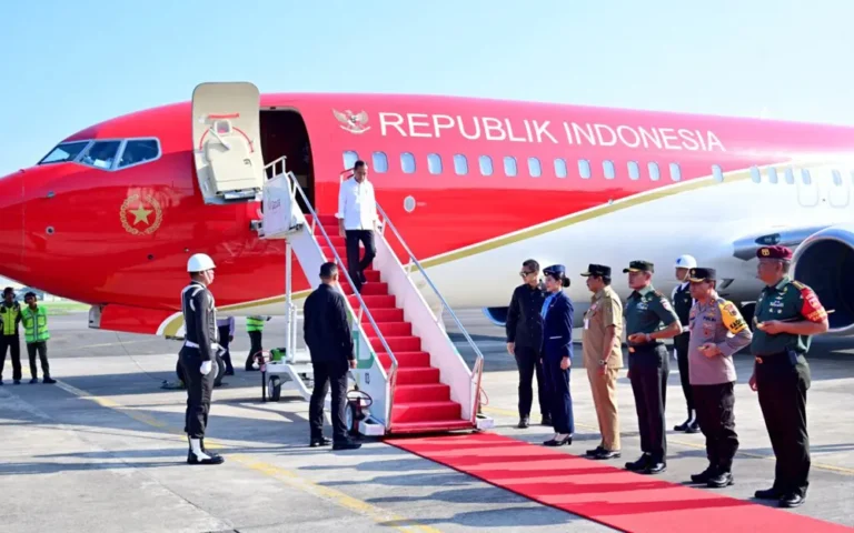Presiden Joko Widodo melaksanakan kunjungan kerja di Provinsi Jawa Tengah pada Rabu, 13 Desember 2023. Tiba di Pangkalan Utama TNI AD (Lanumad) Ahmad Yani, Kota Semarang menggunakan pesawat kepresidenan Indonesia-1 sekitar pukul 07.35 WIB, Presiden disambut oleh Pj. Gubernur Jawa Tengah Nana Sudjana, Pangdam IV/Diponegoro Mayjen TNI Widi Prasetijono, Kapolda Jawa Tengah Irjen Pol. Ahmad Luthfi, dan Komandan Lanumad Ahmad Yani Kolonel Cpn Ihwan Okti Riyadi.