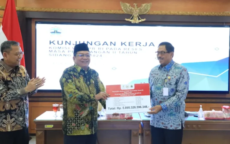 Provinsi Jawa Tengah mendapat suntikan dana signifikan senilai Rp 5,8 triliun dari Kementerian Sosial untuk mendukung program bantuan sosial di wilayahnya. Pj Gubernur Jawa Tengah, Nana Sudjana, secara simbolis menerima bantuan tersebut pada kunjungan kerja reses Komisi VIII DPR RI di Kantor Gubernur Jawa Tengah pada Rabu (6/12/2023). Dana tersebut, dengan rincian yang mencakup Program Keluarga Harapan (PKH), bantuan sembako, dan ATENSI, akan dialokasikan untuk menangani berbagai masalah sosial di Jawa Tengah.