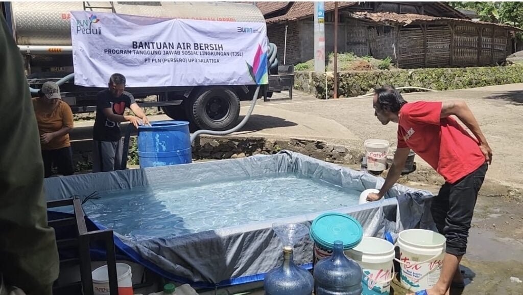 - PLN Unit Pelaksana Pelayanan Pusat Pembangkitan PLN UP3 Salatiga kembali menunjukkan kepeduliannya terhadap lingkungan dengan menyalurkan bantuan air bersih melalui Program Tanggung Jawab Sosial dan Lingkungan (TJSL). Sebanyak 20 tangki atau sekitar 100.000 liter air bersih didistribusikan ke beberapa titik kekeringan di Kabupaten Semarang.