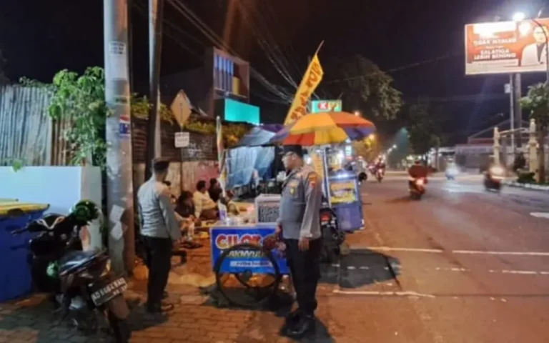 Dalam upaya menjaga kondusifitas wilayah dan mengantisipasi potensi gangguan Kamtibmas menjelang Natal 2023 dan tahun baru 2024, anggota Polsek Tingkir Polres Salatiga terus meningkatkan kegiatan patroli rutin kewilayahan. Dipimpin oleh Aipda Dwi Haryanto, patroli dilakukan di jalur utama keluar masuk Kota Salatiga, khususnya di Jl. Raya Terminal Tingkir – Pertigaan Exit Tol Salatiga.