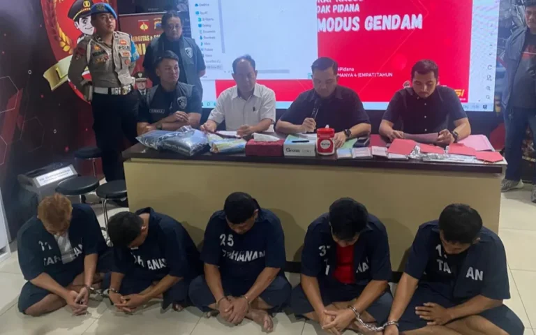 Satreskrim Polrestabes Semarang mengungkap aksi penipuan yang berhasil dipecahkan dengan mengamankan lima tersangka. Kasus ini terungkap setelah Wagimin, seorang pria pendatang di Semarang, melaporkan kehilangan harta akibat investasi palsu. Polisi berhasil menetapkan lima tersangka, termasuk Adi Santoso yang berpura-pura sebagai kepala dinas pertanian.