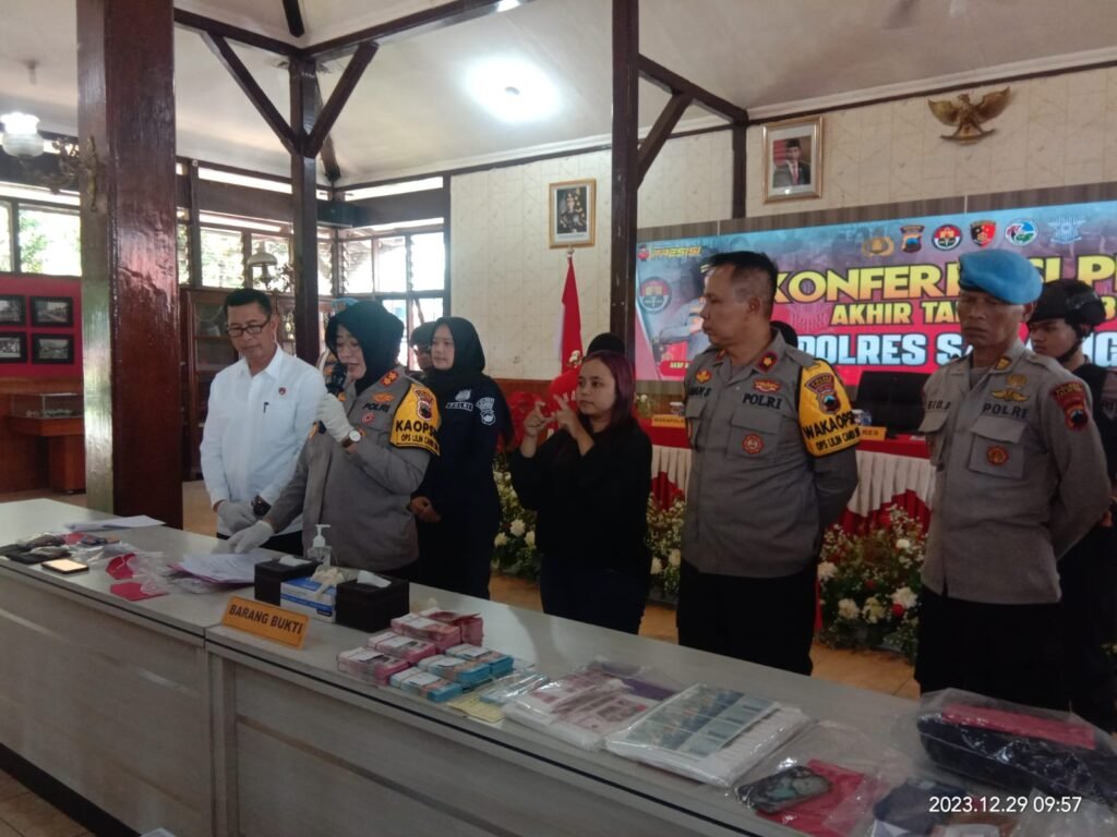 Angka kriminalitas di wilayah hukum Polres Salatiga, Jawa Tengah, dalam satu tahun terakhir mengalami kenaikan signifikan sebesar 58%, dari 284 kasus pada tahun 2022 menjadi 450 kasus pada tahun 2023. Kapolres Salatiga, AKBP Aryuni Novitasari, mengungkapkan data tersebut dalam konferensi pers akhir tahun 2023