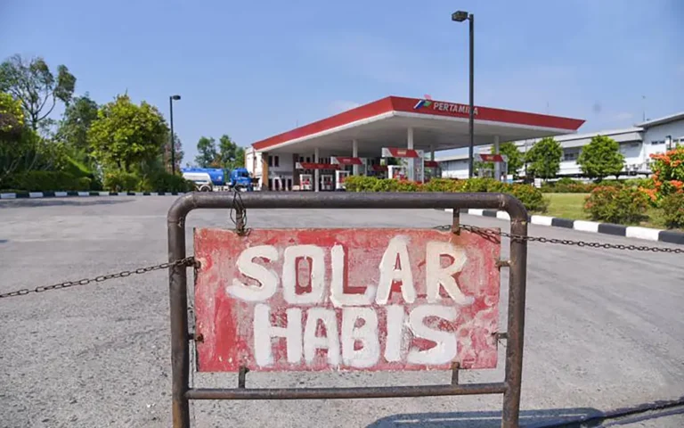 Keluhan sopir truk terkait kelangkaan solar BBM subsidi di wilayah Jawa Tengah mencuat, dengan antrian panjang di SPBU dan sebagian sopir terpaksa menunggu droping solar. Marthia Mulia Asri, PJs Area Manager Com, Rel & CSR Pertamina Patra Niaga Regional Jawa Bagian Tengah (JBT), memberikan tanggapan, menegaskan bahwa stok solar subsidi aman dan disesuaikan dengan permintaan SPBU. Permintaan yang tinggi disebabkan mendekati libur Natal dan Tahun Baru, serta pemberlakuan pembatasan kendaraan berat di tol.