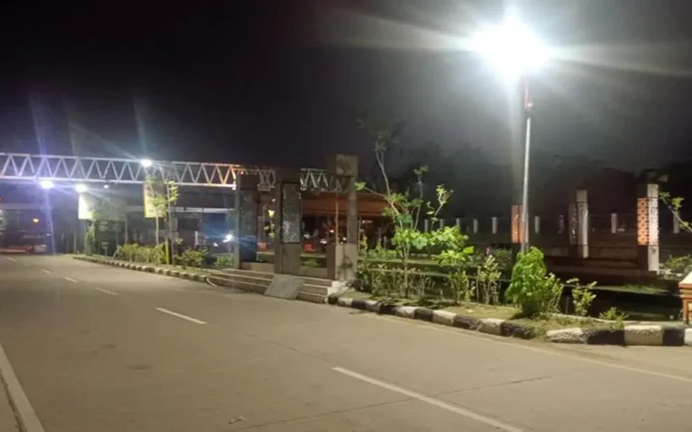 Pemerintah Kota Semarang bekerja sama dengan Bea Cukai dan PT IPU melalui Dinas Perumahan dan Kawasan Permukiman (Disperkim) menjalankan program penggantian lampu di sekitar akses jalan menuju Bandara Internasional Jenderal Ahmad Yani. Wali Kota Semarang, Hevearita G Rahayu, menyampaikan apresiasi terhadap kolaborasi dan sinergi yang dilakukan oleh pihak terkait, menyebutnya sebagai langkah positif dalam memperbaiki kondisi kota Semarang.
