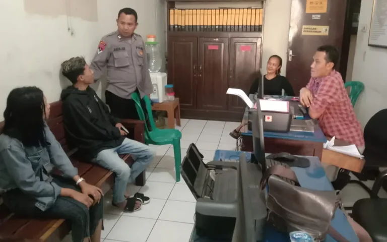 Sony (22) dan Inayah (19), warga Kabupaten Pati, terpaksa dilaporkan ke petugas Polsek Bergas karena terlibat dalam pertengkaran yang mengganggu kenyamanan warga. Inayah, seorang pekerja yang menempati rumah kos di wilayah Desa Diwak, Kecamatan Bergas, Kabupaten Semarang, menjadi pihak yang terlibat dalam insiden tersebut. Kapolsek Bergas, AKP Wahyono, menjelaskan bahwa laporan aduan 110 Polres Semarang menyampaikan kejadian pertengkaran antara pria dan wanita di sebuah rumah kos pada Senin (11/12/2023) petang.