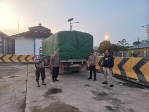 TS (60), warga Kabupaten Karanganyar, yang berdomisili di Kelurahan Pojoksari, Kecamatan Ambarawa, Kabupaten Semarang, terlibat dalam peristiwa pencurian truk yang memuat kedelai seberat 17 ton. Truk tersebut, dengan nomor polisi H 8129 OA dan dikemudikan oleh Catur Prasetyo (32) warga Kecamatan Jambu, sedang parkir di Jalur Lingkar Ambarawa (JLA), Kelurahan Pojoksari, pada Jumat (29/12/2023) sekitar pukul 01.40 WIB. Korban, Catur Prasetyo, menemukan truknya hilang ketika terbangun dan meminta bantuan rekan sopir untuk mencarinya.