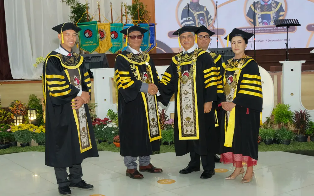 Tiga Guru Besar di Universitas Kristen Satya Wacana (UKSW) secara resmi dikukuhkan oleh Prof. Dr. Umbu Rauta, S.H., M.Hum., Dekan Fakultas Hukum (FH), dan Prof. Yafet Yosafet Rissy, S.H., M.Si., Ph.D., LLM (AFHEA), Wakil Rektor UKSW Bidang Kerja Sama dan Kealumnian. Prof. Hindriyanto Dwi Purnomo, S.T., M.IT., Ph.D., Kepala Departemen Sistem Informasi Fakultas Teknologi Informasi (FTI), juga dikukuhkan sebagai Guru Besar.