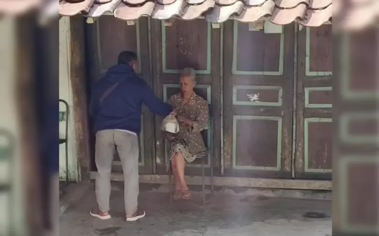 Sebuah video viral di media sosial menampilkan seorang pria berjaket biru memberikan bantuan makanan kepada seorang nenek, namun insiden ini mengundang kontroversi ketika terungkap bahwa setelah diambil gambarnya, petugas tersebut menggantikan bantuan tersebut dengan paket yang lebih kecil. Video tersebut, diposting oleh Instagram @Isucuey.official, awalnya dinarasikan sebagai kejadian di "wilayah dekat Kota Salatiga", tetapi Penjabat Wali Kota Salatiga, Sinoeng N Rachmadi, membantah bahwa insiden itu tidak terjadi di Kota Salatiga. Koordinasi dengan Dinas Sosial Kota Salatiga dan Tenaga Kesejahteraan Sosial Kecamatan (TKSK) menunjukkan bahwa paket makanan yang dibagi oleh Pemkot Salatiga berbeda dari yang terlihat dalam video.
