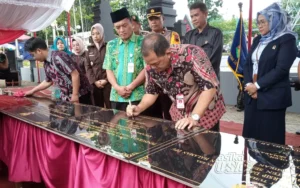 Pemerintah Kabupaten Semarang meraih pencapaian signifikan dengan menyelesaikan 12 proyek pembangunan fisik pada tahun anggaran 2023. Total 859 paket pekerjaan dengan nilai anggaran mencapai Rp208 miliar berhasil dibiayai oleh APBD Kabupaten Semarang, Bantuan Keuangan Provinsi Jawa Tengah, dan Dana Alokasi Khusus Pemerintah Pusat.