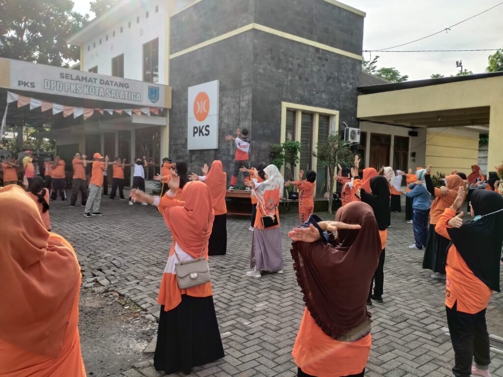 ewan Pengurus Daerah (DPD) Partai Keadilan Sejahtera (PKS) Kota Salatiga menyapa masyarakat melalui kegiatan senam bersama di halaman Kantor PKS Kota Salatiga di Jalan Sorkarno-Hatta, Jagalan, Argomulyo, Salatiga, pada Minggu (14.1.2024) pagi.