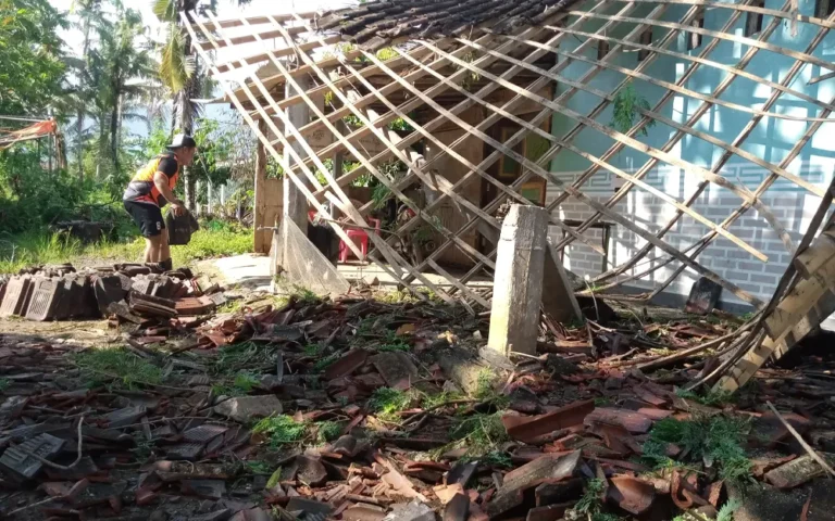 Hujan deras disertai angin kencang melanda Desa Rowosari, Kecamatan Tuntang, Kabupaten Semarang pada Kamis (25/1/2024) sore, menyebabkan sejumlah bangunan mengalami kerusakan. Warung makanan di tepi sawah hancur disapu angin, sementara dua rumah warga di RT 01 dan 02 Dusun Rowosari juga terdampak, dengan atap rumah beterbangan dan ada yang tertimpa pohon.