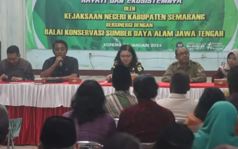 Kejaksaan Negeri (Kejari) Kabupaten Semarang mengingatkan kepada masyarakat terkait konsekuensi hukum jika memelihara satwa liar tanpa izin. Hal itu termaktub dalam Undang-undang Nomor 5 Tahun 1990 tentang Konservasi Sumber Daya Alam Hayati dan Ekosistemnya. Kepala Kejari Kabupaten Semarang Theresia Tri Widorini mengajak warga untuk ikut serta menjaga kelestarian lingkungan termasuk satwa liar yang dilindungi undang-undang.