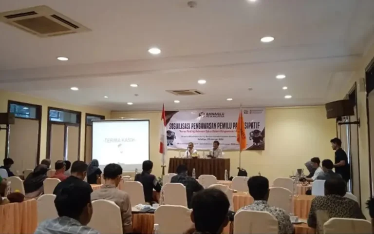 Puluhan orang dari berbagai elemen seperti Kampung Anti Politik Uang (APU), Kampung Awas, Saka, JPPR, PMKRI, GMP, Pemuda Pancasila, Ansor, Pemuda Muhammadiyah, BEM UIN, BEM UKSW, BEM AMA, GMNI, HMI, PMII, dan GMKI, hadir dalam Sosialisasi Pengawasan Pemilu Partisipatif yang diadakan oleh Bawaslu Kota Salatiga, pada Senin, 29 Januari 2024, di Hotel Laras Asri.
