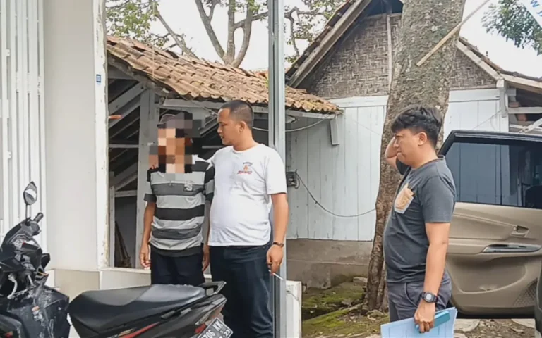 Kelakuan tak terpuji seorang lelaki berusia mendekati setengah abad, BS, terungkap saat ia melakukan perbuatan cabul terhadap seorang bocah perempuan berusia 6 tahun di sebuah rumah kost di Salatiga pada bulan Desember 2023. Setelah mendapat laporan dari ibu kandung korban, yang curiga dengan perilaku aneh anaknya, polisi melakukan penyelidikan dan berhasil mengamankan BS