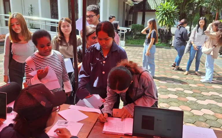 Komisi Pemilihan Umum (KPU) Kota Salatiga menggelar layanan pindah pemilih di Kampus Universitas Kristen Satya Wacana (UKSW) Salatiga pada Rabu (10/1/2024), sebagai langkah untuk mencegah golput di kalangan mahasiswa perantauan menjelang Pemilu Serentak 2024.