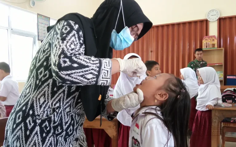 Pekan Imunisasi Nasional (PIN) Polio yang diinisiasi oleh Kementerian Kesehatan telah dilaksanakan secara serentak mulai 15 Januari 2024 sebagai respons terhadap Kejadian Luar Biasa (KLB) polio di Kabupaten Pamekasan dan Sampang, Jawa Timur, serta Kabupaten Klaten, Jawa Tengah. Di Kabupaten Semarang, kegiatan ini turut diselenggarakan di SD Negeri Sidomulyo 01, Ungaran Barat, pada Selasa (16/1/2024).