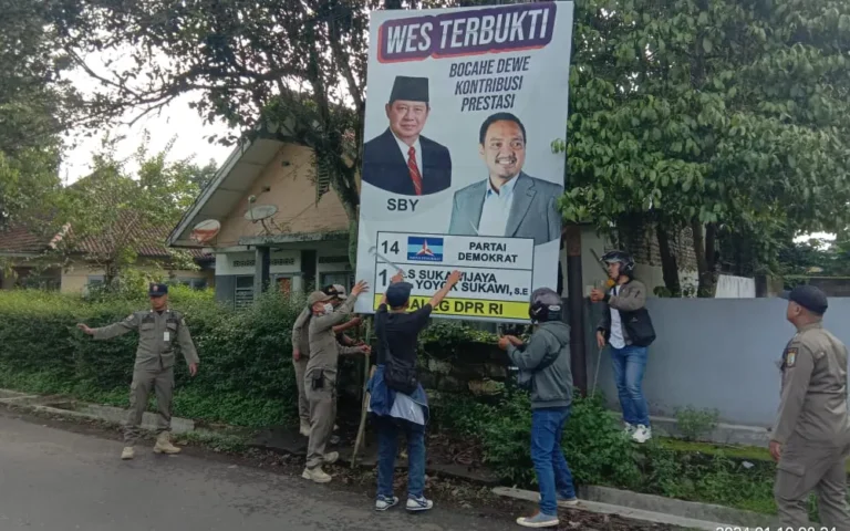 Sebanyak 1.459 Alat Peraga Kampanye (APK) di empat kecamatan Kota Salatiga telah dibongkar paksa oleh Bawaslu Kota Salatiga dalam dua hari terakhir. Komisioner Bawaslu Kota Salatiga, Bintar Lulus Pradipta, menyatakan bahwa penertiban ini dilakukan atas pelanggaran sejumlah 3.171 APK yang dipasang di lokasi terlarang, seperti tiang listrik, tiang telepon, pohon, dan tempat-tempat tidak diizinkan lainnya.