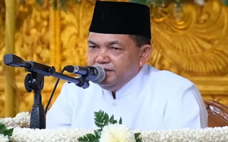 Alun-alun Bung Karno Kalirejo, Kecamatan Ungaran Timur, Kabupaten Semarang, menjadi saksi ribuan masyarakat yang mengenakan seragam putih memadati tempat tersebut pada Minggu (14/1/2024) untuk mengikuti Haul Akbar Kabupaten Semarang 2024.