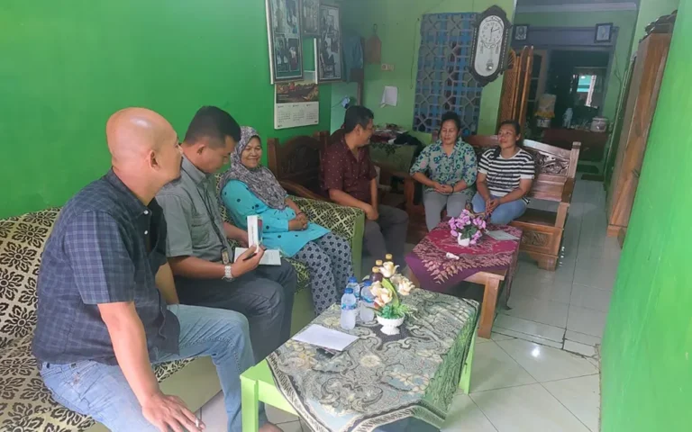 Sriyati (70), seorang buruh cuci dan setrika asal Kecamatan Jambu, Kabupaten Semarang, menjadi korban aksi penjambretan di Jalan Kenanga, Kelurahan Genuk, Kecamatan Ungaran Timur, pada Minggu (14/1/2024), saat hendak berangkat kerja sekitar pukul 09.30 WIB. Aksi tersebut terjadi ketika korban diminta oleh seorang warga yang biasa menggunakan jasanya untuk mencuci dan menyetrika baju.