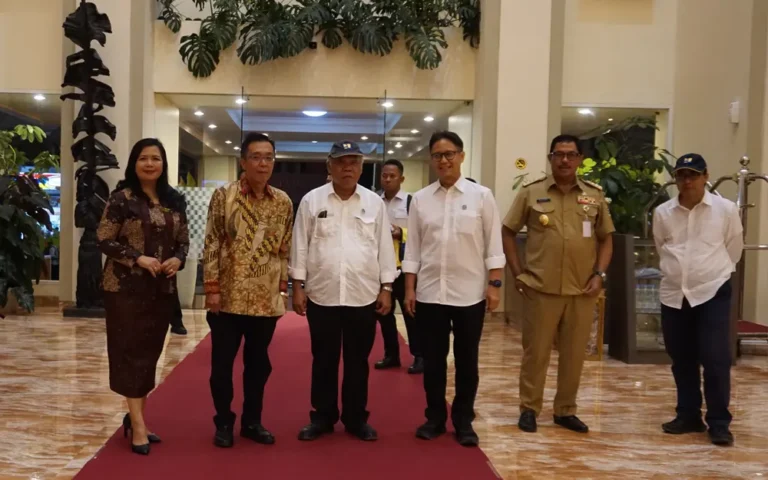 Presiden Joko Widodo dan Ibu Iriana menginap di Salatiga setelah melakukan serangkaian kunjungan di Jawa Tengah. Tiba di Grand Wahid Hotel pada Senin (22/1/2024) pukul 21.30, Jokowi menyempatkan diri bertemu langsung dengan warga yang berkumpul di sekitar hotel. Informasi menyebutkan bahwa Presiden memilih menginap di President Suite, kelas tertinggi di hotel dengan luas 64 m2, dan merupakan satu-satunya di Grand Wahid Hotel Salatiga.