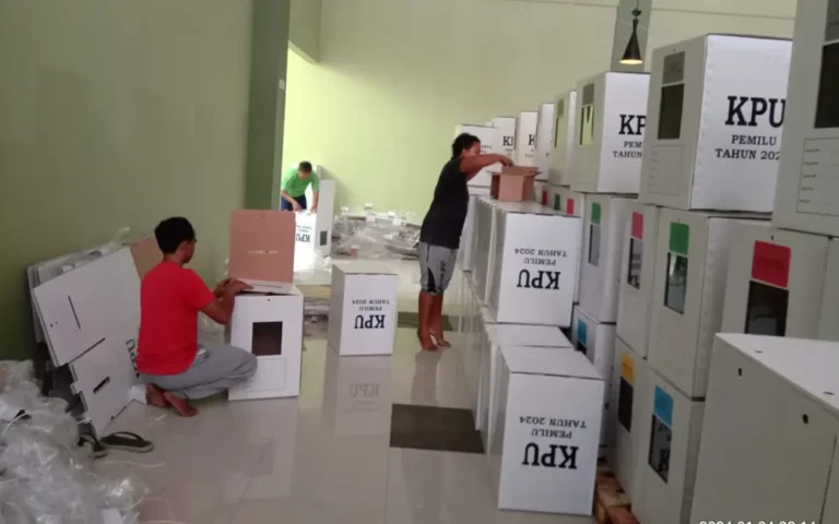 KPU Kota Salatiga aktif dalam persiapan Pemilu 2024 dengan melakukan perakitan 3.268 kotak suara di bekas gudang Aulia di Jalan Sawahan, Kecandran, Sidomukti, pada Kamis (4/1/2024). Ketua KPU Kota Salatiga, Yesaya Tiluata, menjelaskan bahwa perakitan dilakukan secara internal oleh pegawai KPU, melibatkan 10 orang.