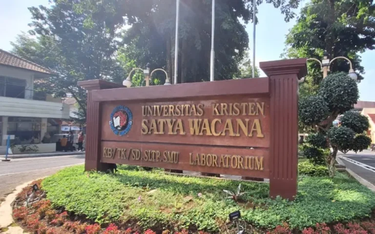 Awal tahun 2024, Universitas Kristen Satya Wacana (UKSW) Salatiga meraih prestasi membanggakan dengan masuk ke dalam Klaster Mandiri berdasarkan Keputusan Direktur Riset, Teknologi, dan Pengabdian Masyarakat Nomor 1350/E5/PG.02.00/2023 tentang Penetapan Klasterisasi Perguruan Tinggi berdasarkan Kinerja Penelitian dan Pengabdian kepada Masyarakat.