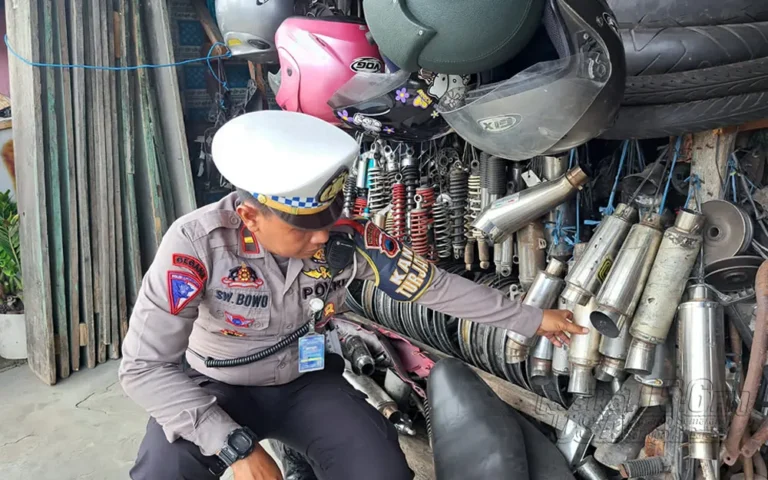 Kasatlantas Polres Semarang AKP Arpan melakukan patroli dialogis ke berbagai bengkel modifikasi sepeda motor di Kabupaten Semarang pada Selasa (2/1/2024). Arpan menyampaikan imbauan kepada pemilik bengkel untuk menghentikan penjualan knalpot brong kepada konsumen, dengan menegaskan bahwa kendaraan berknalpot brong tidak akan diberi ruang di wilayah hukum Polres Semarang.