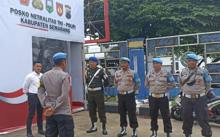 Polres Semarang bekerja sama dengan Kodim 0714/Salatiga mendirikan posko netralitas di simpang Bawen, Kabupaten Semarang, sebagai langkah tindak lanjut dari atensi Kapolda Jateng bersama Pangdam IV/Diponegoro dalam menjaga netralitas TNI-Polri selama tahapan Pemilu 2024.