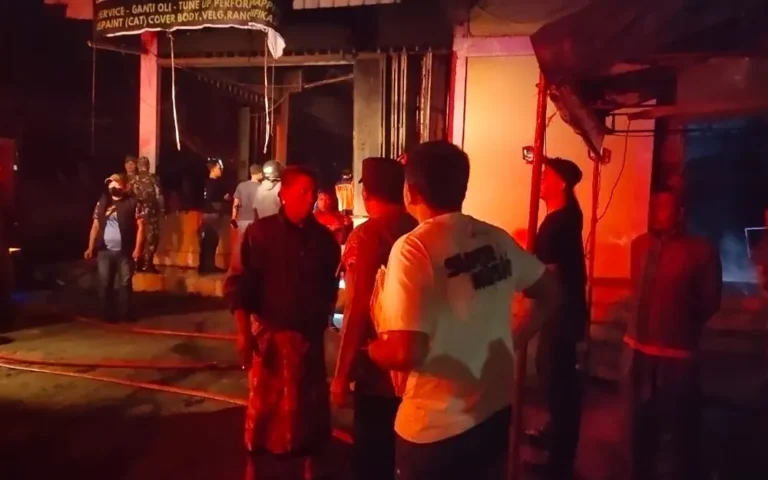 Musibah kebakaran melanda bengkel sepeda motor di Promasan Kelurahan Kumpulrejo, Kecamatan Argomulyo, Kota Salatiga pada Minggu (14/1/2024) sekitar pukul 19.30 WIB. Kejadian ini juga merembet ke sebuah warung angkringan di sekitar bengkel. Kasi Humas Polres Salatiga, Iptu Henri Widyoriani SH, menginformasikan bahwa dalam peristiwa ini, setidaknya lima sepeda motor, termasuk Honda Sonic, Yamaha Mx King, Yamaha Mio, Honda CG, dan Honda GL, ikut terbakar bersama dengan peralatan bengkel lainnya.