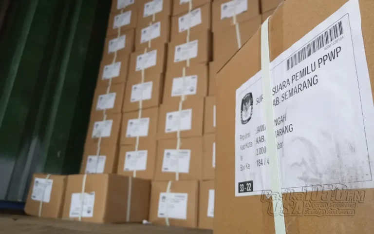 Komisi Pemilihan Umum (KPU) Kabupaten Semarang telah menerima dua jenis surat suara untuk Pemilu Presiden dan Wakil Presiden (PPWP) serta Dewan Perwakilan Daerah (DPD) Jawa Tengah di Kabupaten Semarang. Sebanyak 820.872 lembar surat suara tiba di gudang penyimpanan dan logistik KPU Kabupaten Semarang di kompleks GOR tenis indoor stadion Pandanaran Wujil, Kecamatan Bergas, pada Senin (8/1/2024) pukul 12.00 WIB.