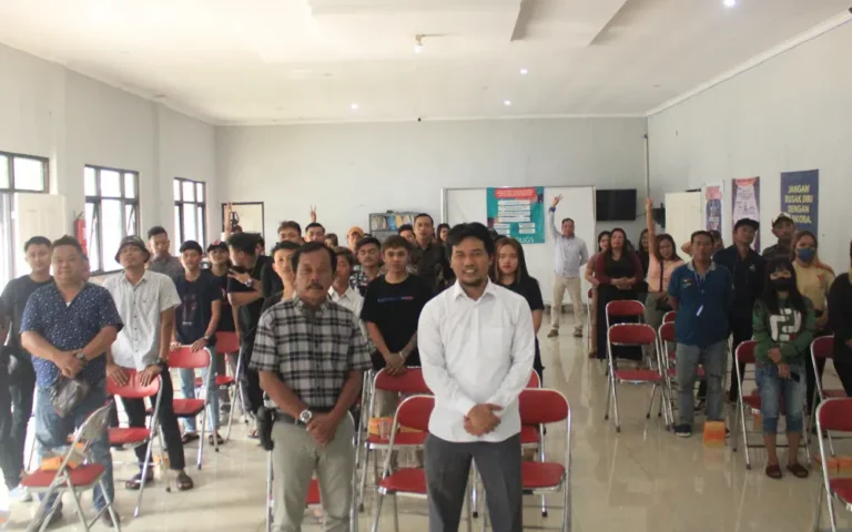 Bawaslu Kota Salatiga menyelenggarakan sosialisasi tentang bahaya politik uang di balai RW IX Sarirejo, Sidorejo Salatiga pada sore tanggal 23 Januari 2024. Sosialisasi yang dihadiri sekitar 50 orang dari kelompok pekerja karaoke RW IX Sarirejo berlangsung santai dan dialogis.