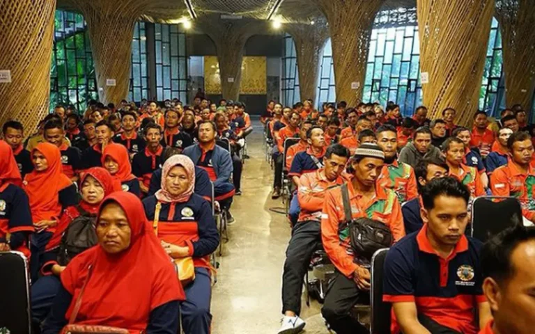 Sebanyak 163 petugas kebersihan dan pengelola sampah di Kabupaten Semarang menerima tunjangan risiko kerja pada tahun 2024 ini, sebagai bentuk pengakuan atas risiko tinggi yang mereka hadapi. Bupati Semarang Ngesti Nugraha mengumumkan bahwa insentif sebesar Rp900 ribu per bulan akan diberikan kepada para petugas, dengan sumber dana berasal dari APBD penetapan tahun 2024 untuk alokasi sepuluh bulan.